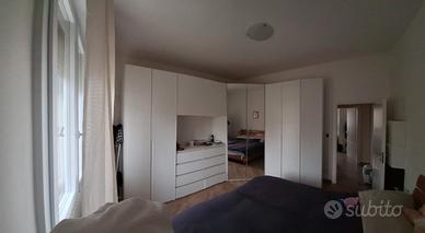 Armadio ad angolo con specchio come NUOVO