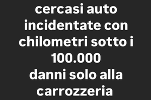 Auto con danni alla carrozzeria, motore in o