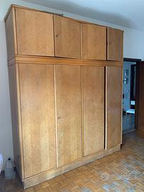 Armadio vintage in legno chiaro a 8 ante