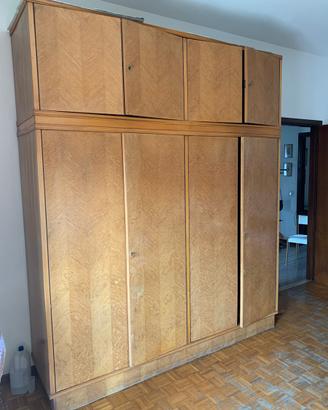 Armadio vintage in legno chiaro a 8 ante