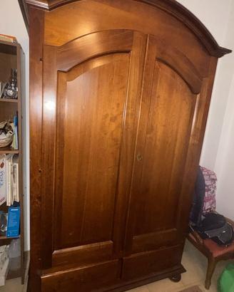 Arredamento in legno: armadiotavolo, sedie, camera