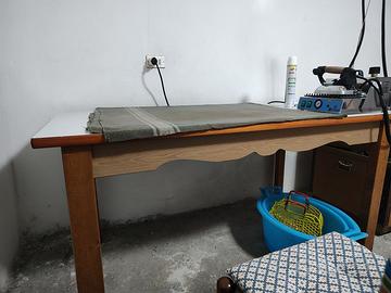 Tavolo da lavoro/stiro in legno con piano laminato