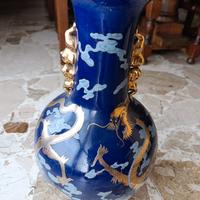 Vaso da fiori con decorazioni stile giapponese