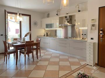 Trilocale con ampio terrazzo e garage doppio