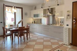 Trilocale con ampio terrazzo e garage doppio