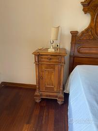 Coppia di comodini in legno