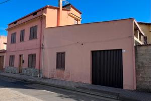 Guspini - Indipendente trilivelli cortile e box