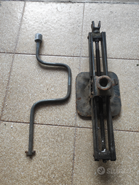 Vecchio cric per auto d'epoca