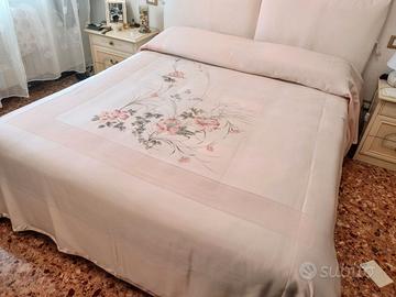 Copriletto matrimoniale rosa in raso a fiori