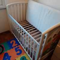 Lettino, mobiletto e seggiolone pieghevole.
