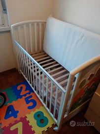 Lettino, mobiletto e seggiolone pieghevole.