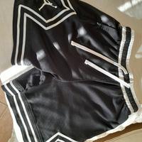 Pantaloncini Jordan rossi e neri