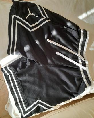 Pantaloncini Jordan rossi e neri