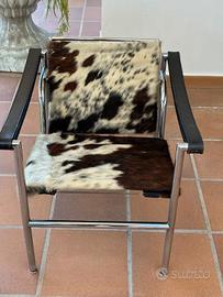 Sillon modelo LC1, piel de potro, diseñado por Le