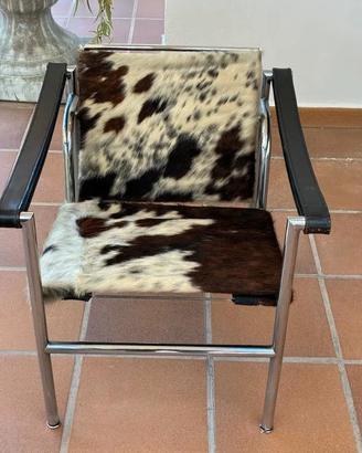 Sillon modelo LC1, piel de potro, diseñado por Le