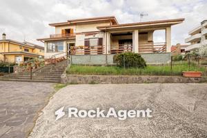 Villa di 388 m² con più di 5 locali e box auto a R