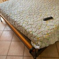 Letto matrimoniale e comodini