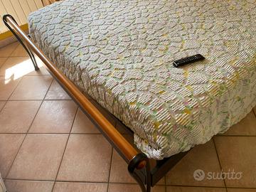 Letto matrimoniale e comodini