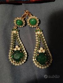 Orecchini pendenti stile vintage con pietre verdi