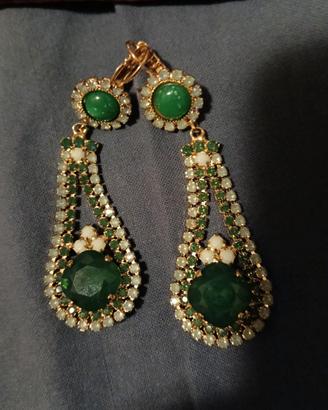 Orecchini pendenti stile vintage con pietre verdi
