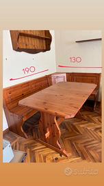 Tavolo di legno con panca contenitore e 2 sedie