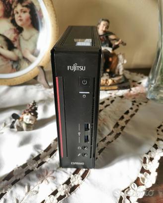 Pc Fujitsu Esprimo funzionante con Windows 11