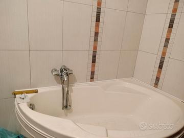 Vasca da bagno angolare in resina