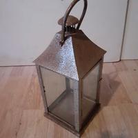 Lanterna in metallo e vetri