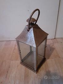 Lanterna in metallo e vetri