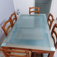 Tavolo in vetro con sedie