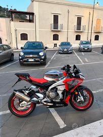 Aprilia tuono 660.