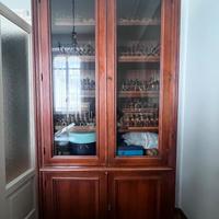 Libreria in legno con ante a vetro