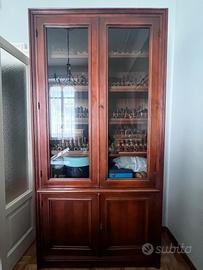 Libreria in legno con ante a vetro