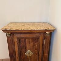 Comodino con marmo antico