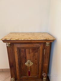 Comodino con marmo antico