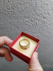 Anello dorato con pietre trasparenti - Come nuovo