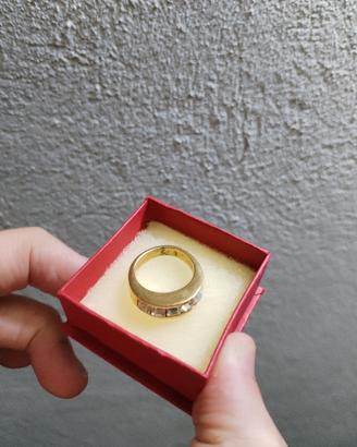Anello dorato con pietre trasparenti - Come nuovo