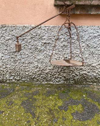 Bilancia antica in ferro a braccio con piatto ⚖️