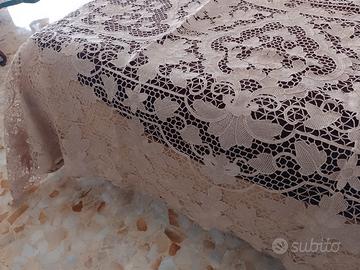 Copriletto beige di merletto di "burano".