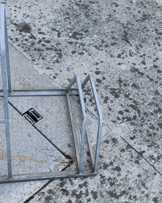 Portabici a tre posti zincato