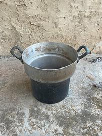 Pentola vintage a scalino in alluminio con manici