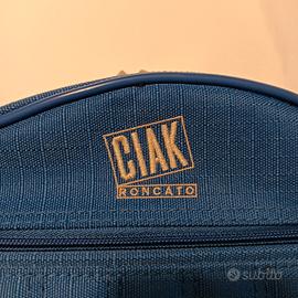 Beauty Case marca Roncato colore blu.