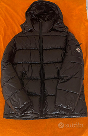 Piumino Moncler Nero con Cappuccio – Modello Maya
