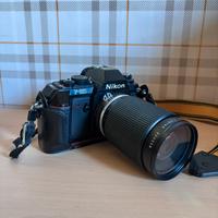 Nikon F-301 con obiettivo zoom