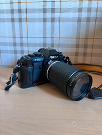 Nikon F-301 con obiettivo zoom