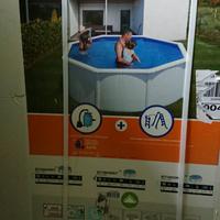 Piscina con pareti in acciaio