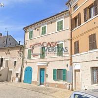 Tre appartamenti da ristrutturare a camerata picen