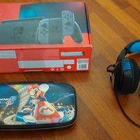 Nintendo Switch con cuffie e portagiochi