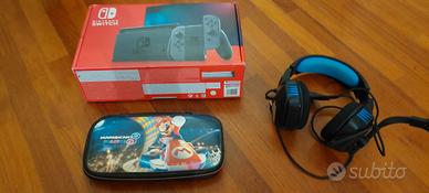 Nintendo Switch con cuffie e portagiochi