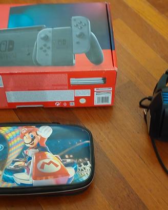 Nintendo Switch con cuffie e portagiochi